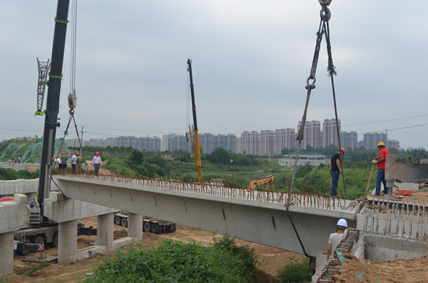 渠北路跨金水河橋梁工程開始預(yù)制箱梁吊裝